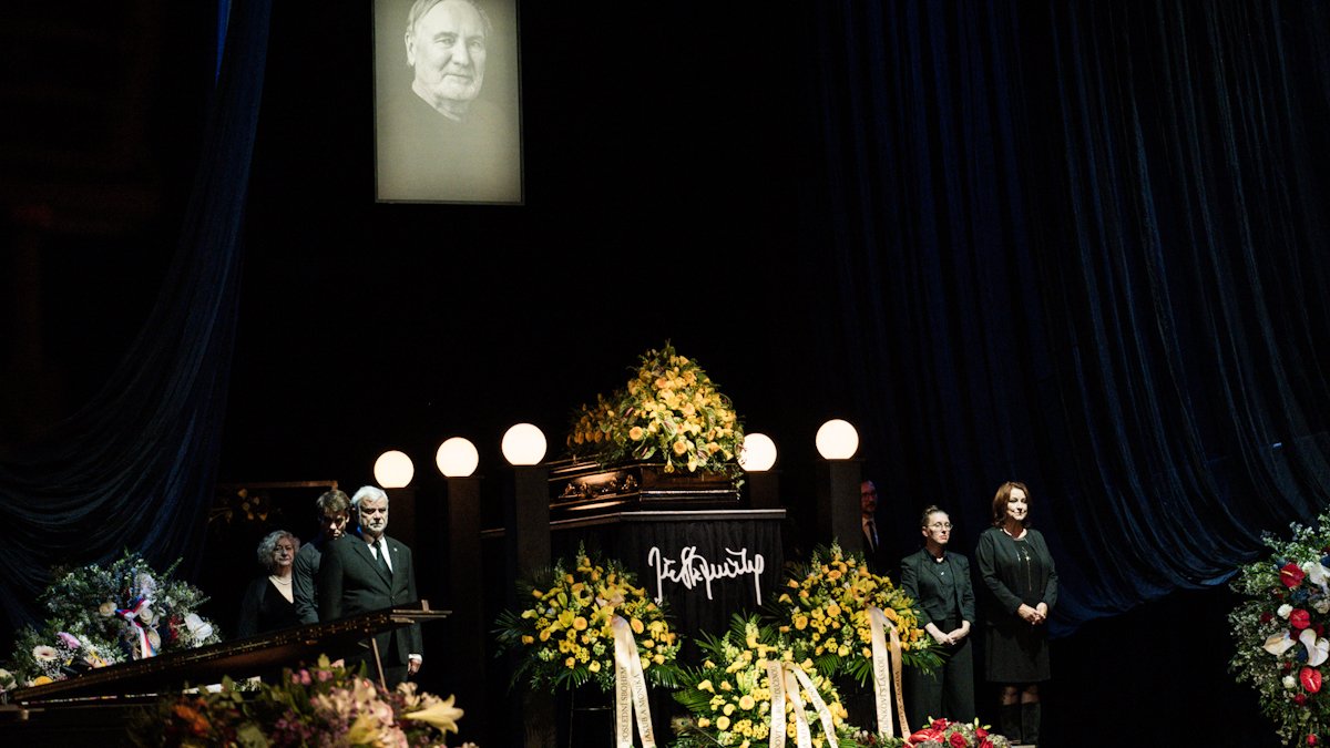 V Národním divadle se lidé rozloučili s Jiřím Štěpničkou. (20.10.2026)