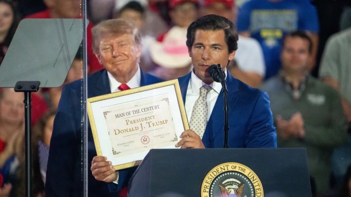 Donald Trump přebírá Cenu muže století