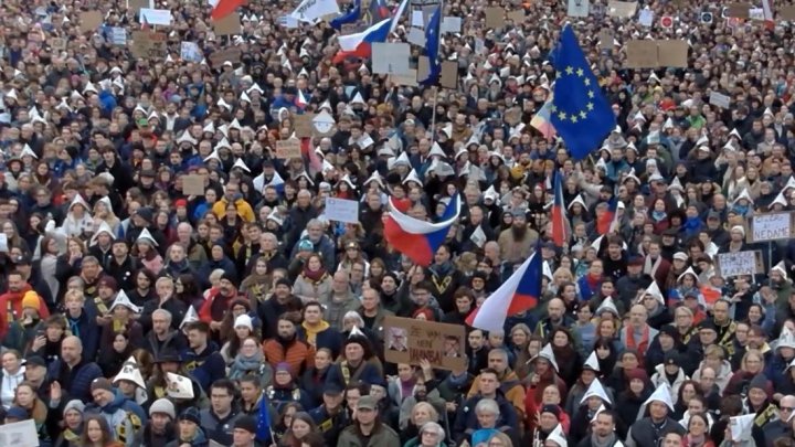 Demonstrace Milionu chvilek na podporu veřejnoprávních médií